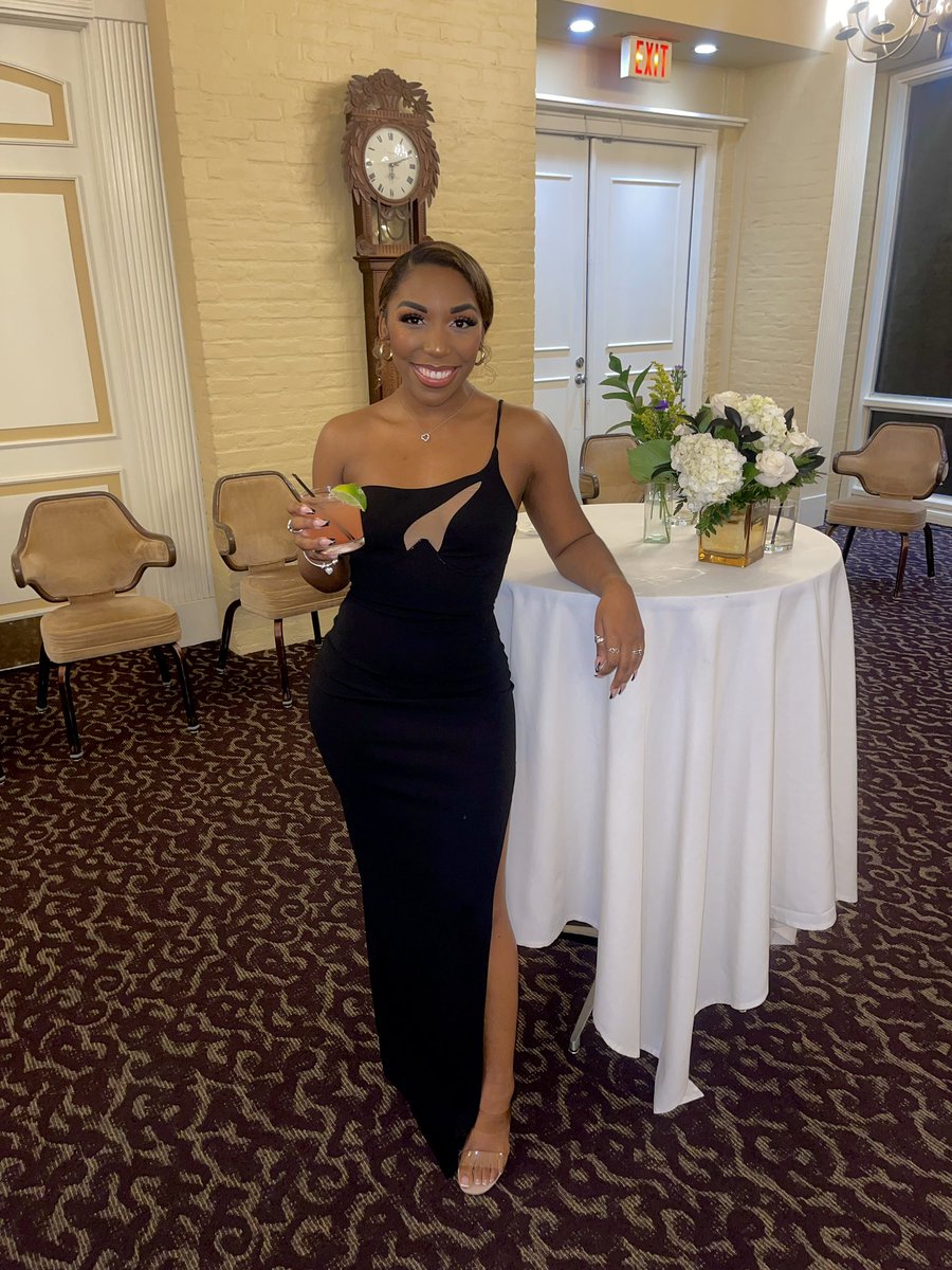 Neicylashae's tweet photo. An applause for the dress!! https://t.co/B9uczylsm6