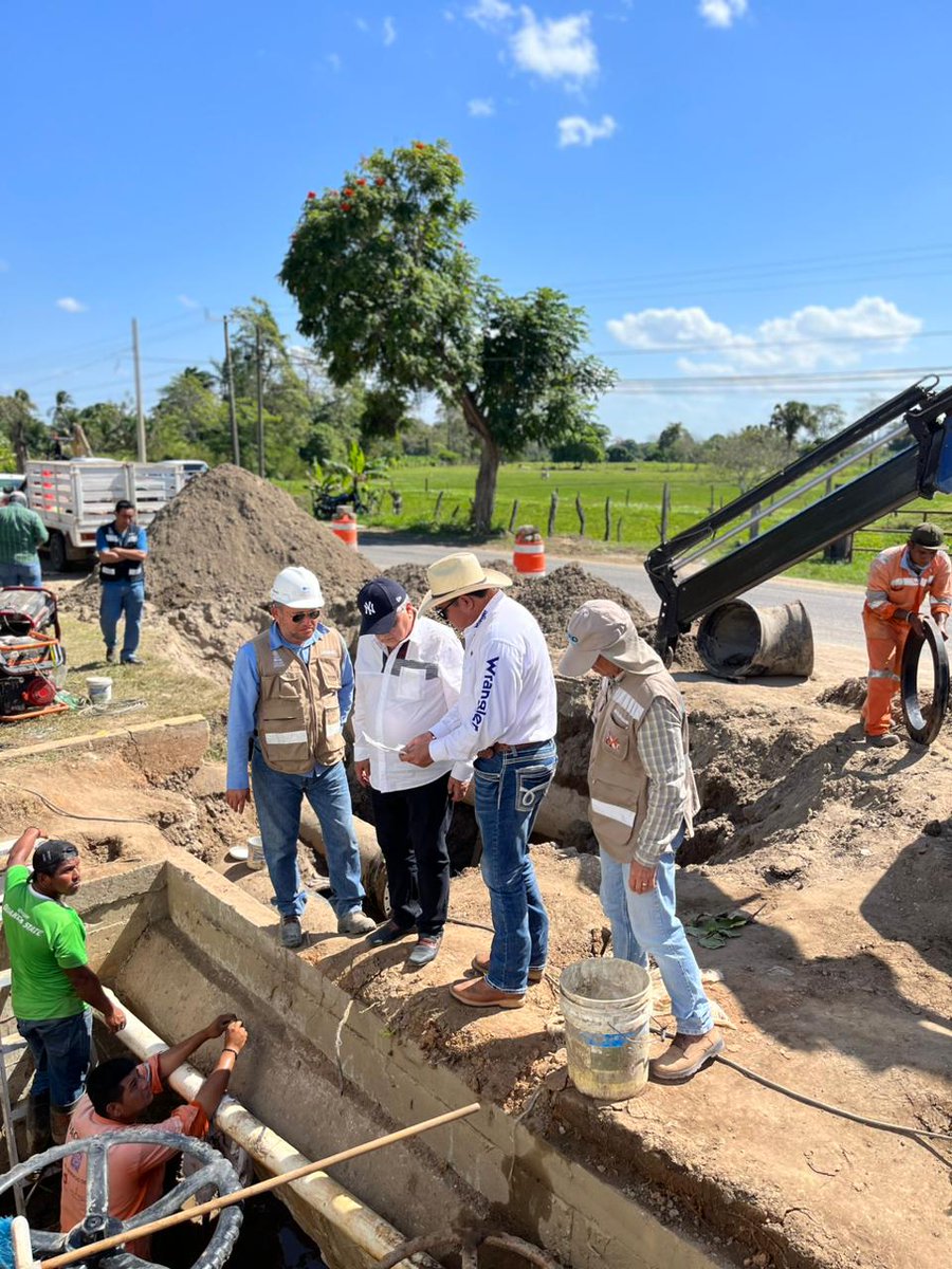 CEASTabasco's tweet photo. Supervisa el Arq @apadillah los trabajos de interconexión en el Circuito Pomoca de la Planta Potabilizadora El Mango #Nacajuca https://t.co/jTXoyIflPs