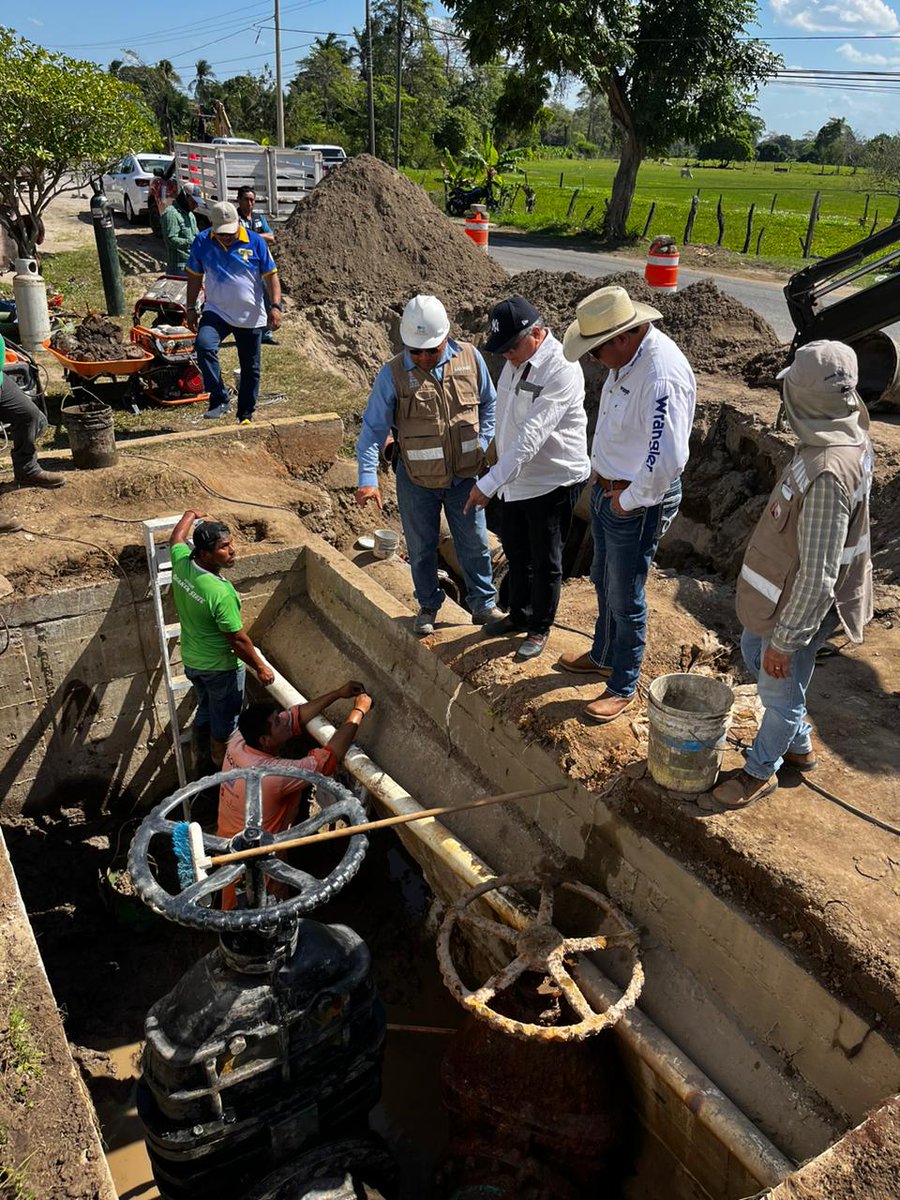 CEASTabasco's tweet photo. Supervisa el Arq @apadillah los trabajos de interconexión en el Circuito Pomoca de la Planta Potabilizadora El Mango #Nacajuca https://t.co/jTXoyIflPs