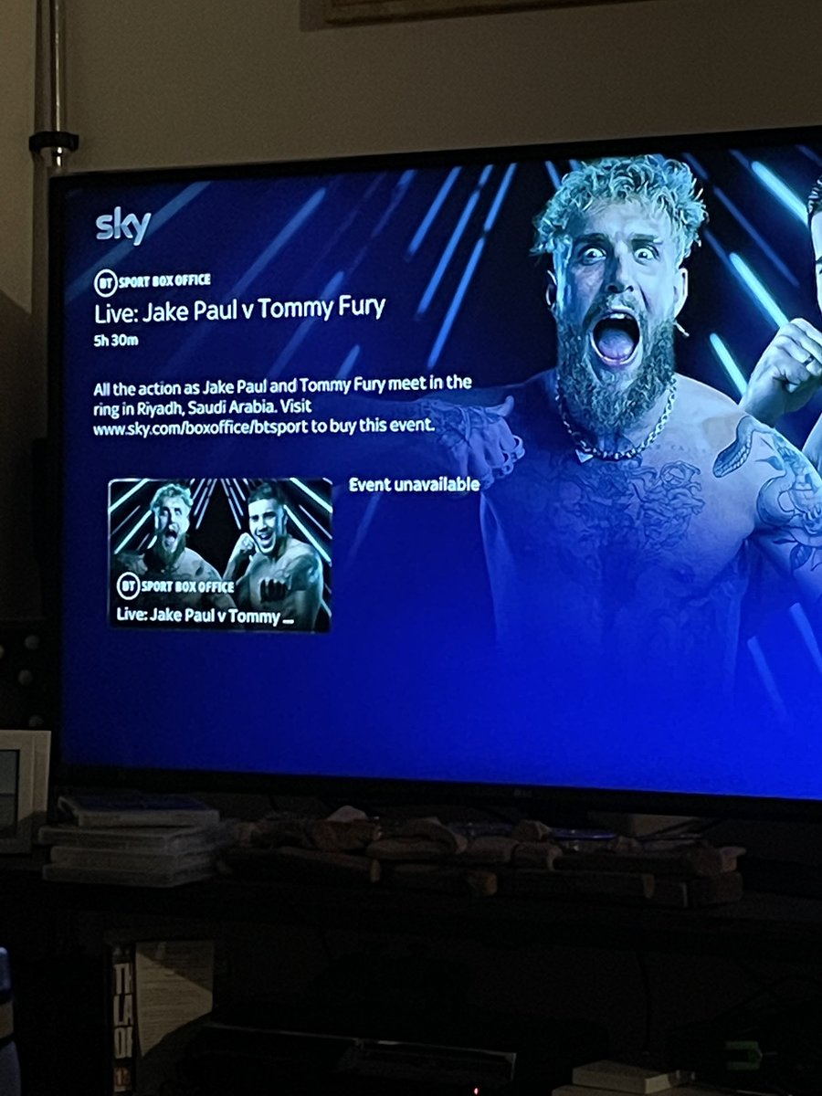 HollyRiot's tweet photo. Wtf @SkySportsBoxing @btsport? The match crashes before the last round?! I want my money back!!!!! https://t.co/oyDrmdDlQy