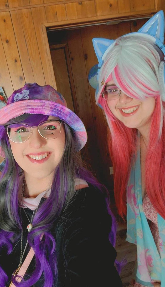 MintJustice's tweet photo. Another day, another fun time at @AlaskaComicon !! Doing a little dress up and coordinating with my sister this time with some outfits for fun!! (She was also the one that took this photo lol) https://t.co/mAaKhjNfrr