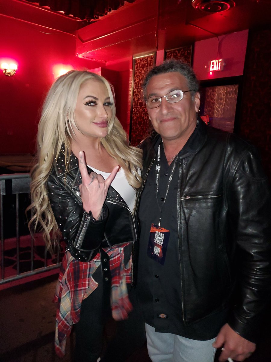 Great to see @HeidiTheButcher from the @ButcherBabies at the Thrusday night Showcase at the @hashtaghappens Convention in Las Vegas. #munseyricci #beavercage #drjeckleneverhides
