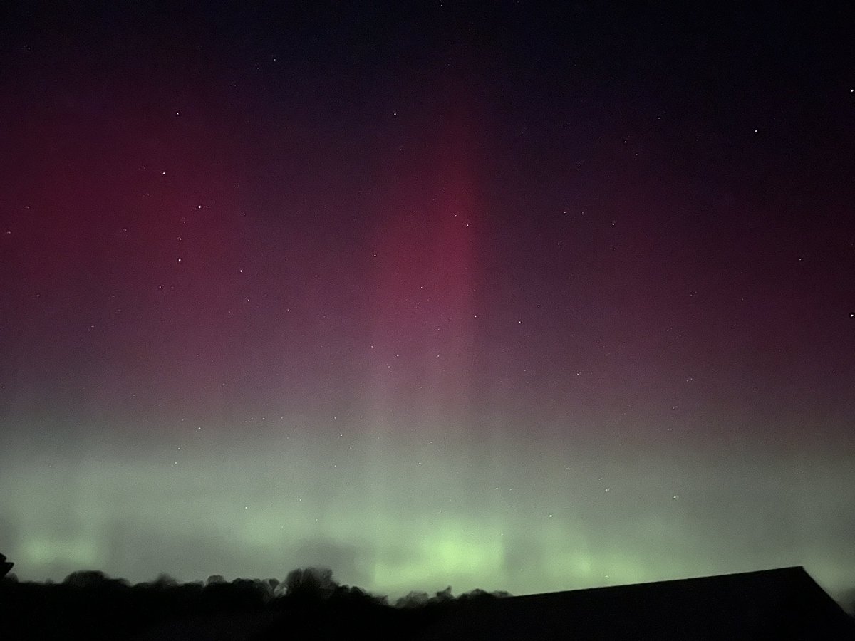 leewillend's tweet photo. The view from the garden tonight #isleofmull #NorthernLights https://t.co/YIHKtUswiB
