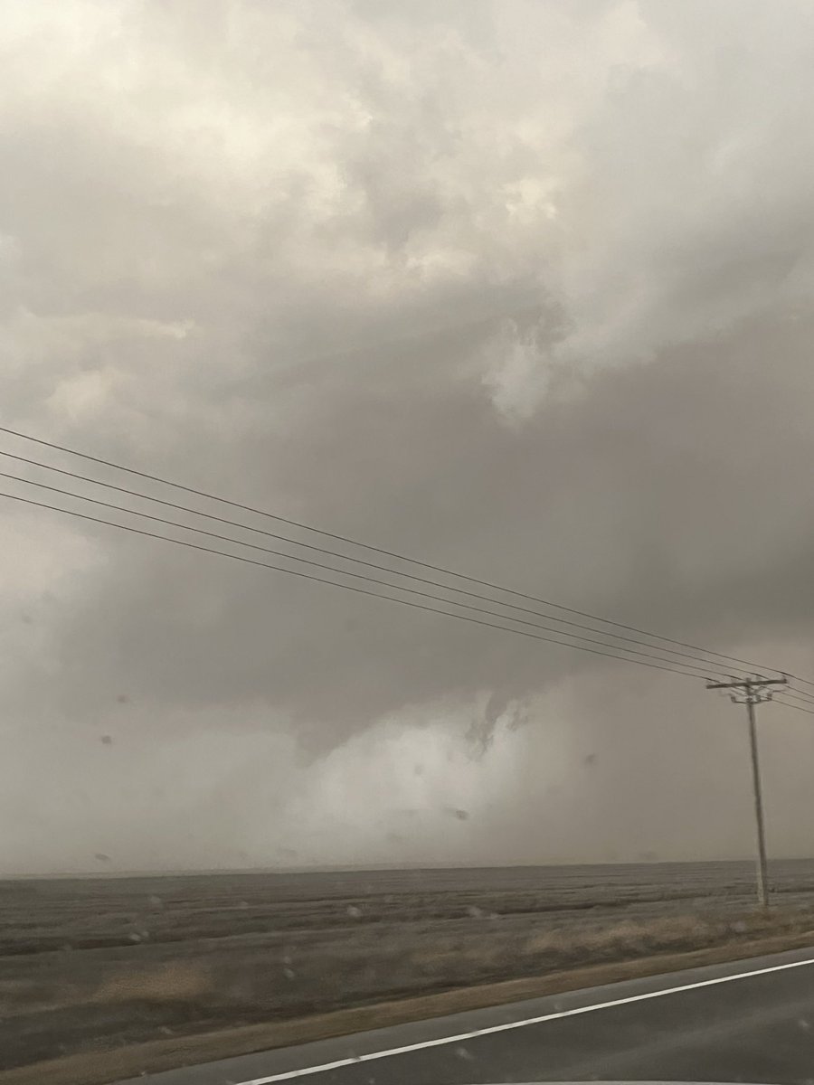 300MphEF5's tweet photo. @NWSDodgeCity circulation and potential brief touchdown near Kalvesta about 5 minutes ago. https://t.co/ZWCkPZkptN