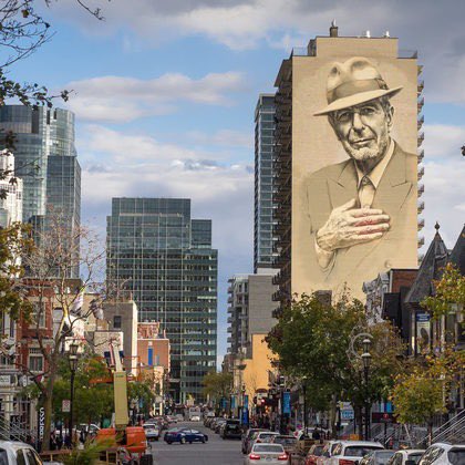 BrentToderian's tweet image. Leonard Cohen looming large over central Montreal. Johnny Cash looking over central Sacramento (down the road from Folsom Prison). Some folks don’t like these, but I do, for their role in place-making and urban story-telling. 

Plus they address a really big, boring blank wall.