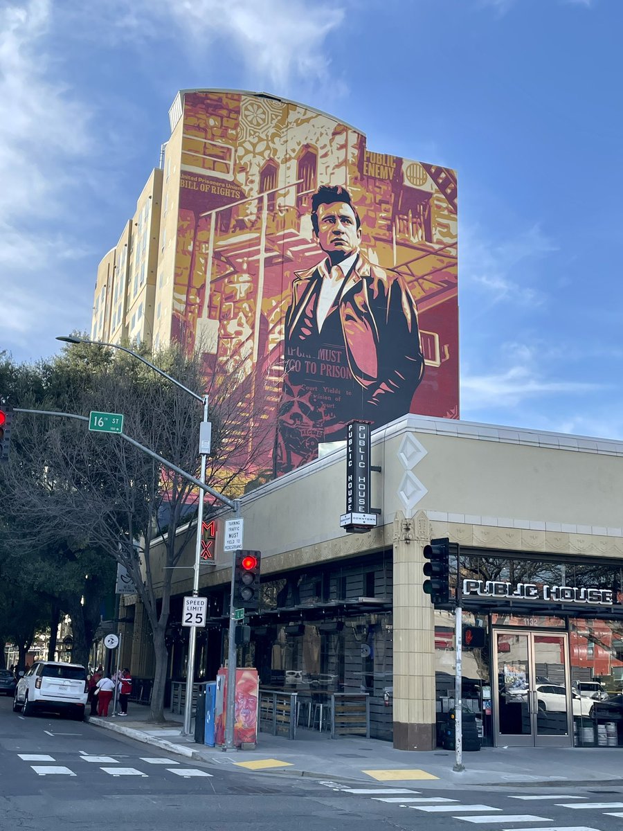 BrentToderian's tweet image. Leonard Cohen looming large over central Montreal. Johnny Cash looking over central Sacramento (down the road from Folsom Prison). Some folks don’t like these, but I do, for their role in place-making and urban story-telling. 

Plus they address a really big, boring blank wall.