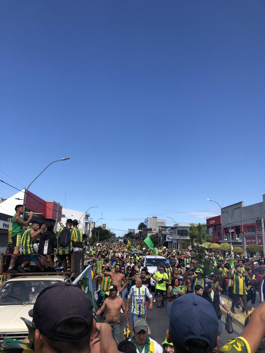 Aldosivista1913's tweet photo. No hay micros puestos por la municipalidad, tampoco costillares pagos, ninguna ayuda sindical, sin mala leche. El pueblo llego caminando y a puro festejo ¿Qué más iba a ser si así lo marca la historia?

QUE LINDO SER DE ALDOSIVI💚💛💚 https://t.co/BV7dO1qSft