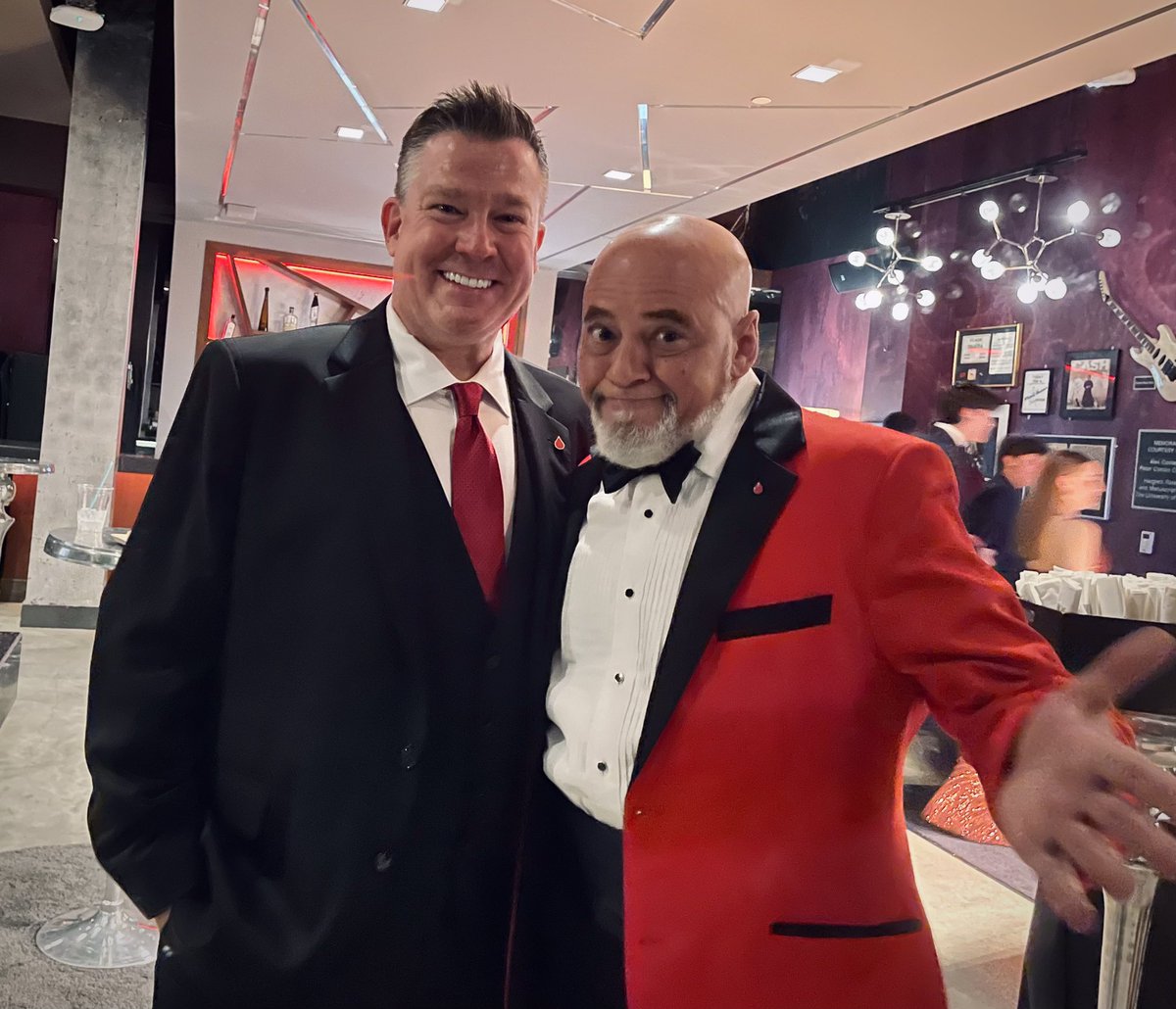 DukeSaysSold's tweet photo. Gorgeous venue, #nocenterpieces, #theDress, and the fabulous @cdpullara coalesced into a stunning night for #LLSVisionaries: $2M to #CancelBloodCancer #LLS https://t.co/YHHorXDoMk