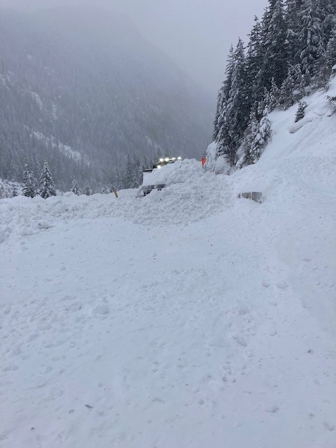 EmconSelkirk's tweet photo. Avalanche Deposit Removal TCH East of Revelstoke. #bcstorm @DriveBC #avalanchecontrol #roadclosure #Revelstoke @TranBCRockyMtn @EmconServicesBC @TranBC https://t.co/sRoYZApn3a