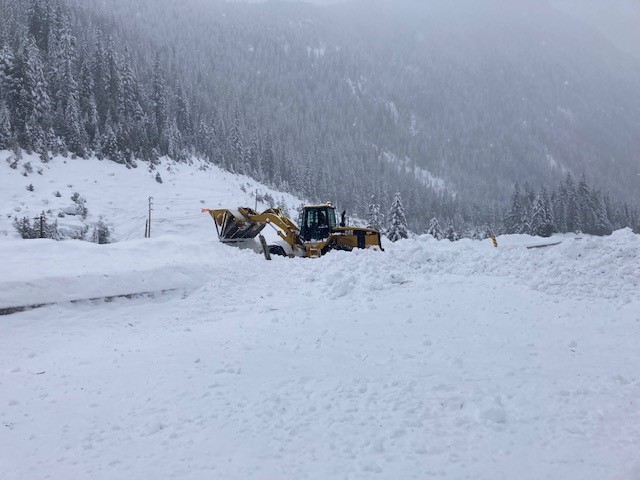 EmconSelkirk's tweet photo. Avalanche Deposit Removal TCH East of Revelstoke. #bcstorm @DriveBC #avalanchecontrol #roadclosure #Revelstoke @TranBCRockyMtn @EmconServicesBC @TranBC https://t.co/sRoYZApn3a