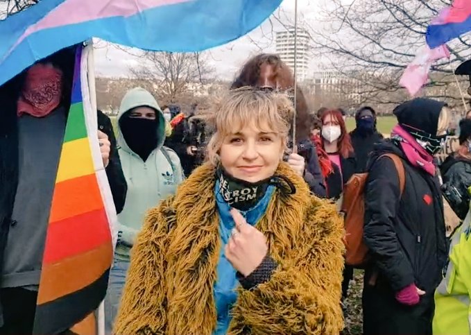 EcuadorianMum's tweet photo. This woman actually said....
"The money Posie Parker makes from merch bought her fake boobs"
And then she handed a convicted murdẹrer the megaphone so he could harass women. 
#LetWomenSpeak https://t.co/Ujz64FaR1Z