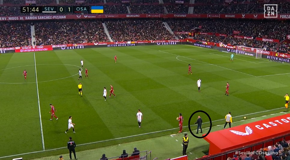 LaLigaenDirecto's tweet photo. Según el acta, Sampaoli ha sido amonestado por "salir del área técnica tras haber sido advertido previamente". Según las imágenes, en ningún momento abandona la zona técnica. Ni antes, ni después de la amonestación. No entiendo nada. https://t.co/irPOGNqzSn