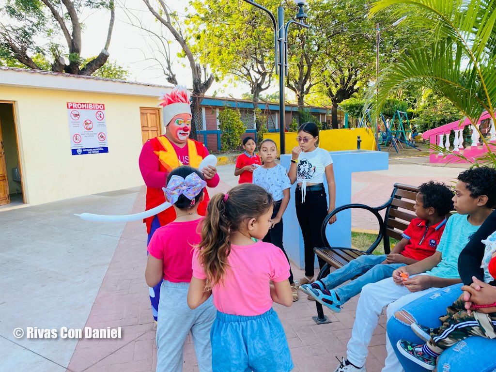 #RivasConDaniel Familias del municipio de Potosí, disfrutan en paz y tranquilidad “Domingo de los mimados” 🎉🎊 desde la plaza Laureano Pineda.
#MásVictoriasPuebloPresidente ❤️🖤