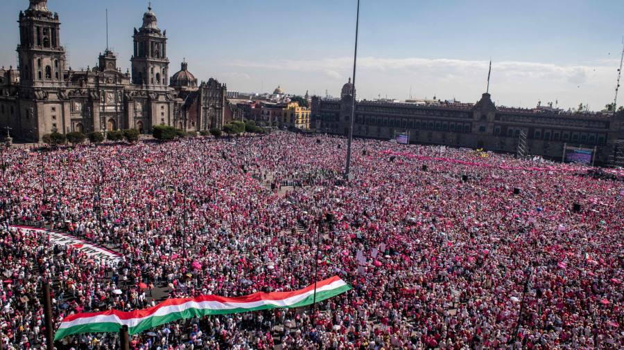 Luis Carlos Ugalde (@LCUgalde) on Twitter photo 2023-02-27 03:29:29 ¿Qué sigue? Primero festejar y aquilatar esta enorme manifestación pacífica y libre a favor de la democracia. Sí hay ciudadanía dispuesta a dar la batalla por una causa como la de #MiVotoNoSeToca Segundo, ser indiferente al denuesto que hará @lopezobrador_ . Hilo... ¿Qué sigue? Primero festejar y aquilatar esta enorme manifestación pacífica y libre a favor de la democracia. Sí hay ciudadanía dispuesta a dar la batalla por una causa como la de #MiVotoNoSeToca Segundo, ser indiferente al denuesto que hará @lopezobrador_ . Hilo...