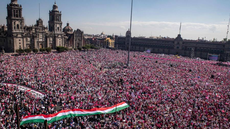 ¿Qué sigue? Primero festejar y aquilatar esta enorme manifestación pacífica y libre a favor de la democracia. Sí hay ciudadanía dispuesta a dar la batalla por una causa como la de #MiVotoNoSeToca Segundo, ser indiferente al denuesto que hará @lopezobrador_ . Hilo...