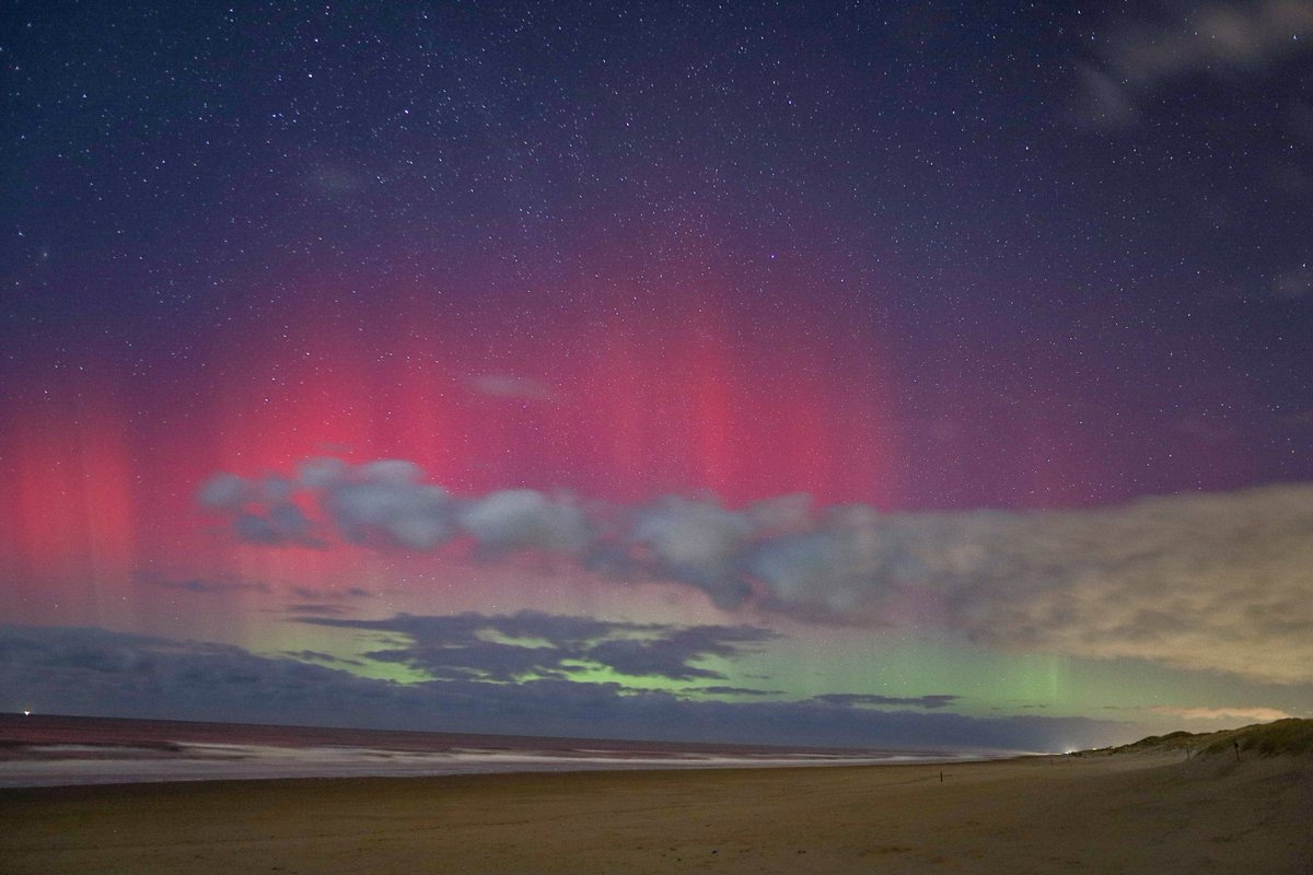 DNachtfotograaf's tweet photo. Bizar fel noorderlicht gisteravond in Egmond aan Zee.

#noorderlicht! #Nederland  #poollicht #weerfoto @BuienRadarNL @helgavanleur @Noorderlichtja1 @weeronline @Weerplaza @NOS @RTLnieuws https://t.co/QqBcBMTnay