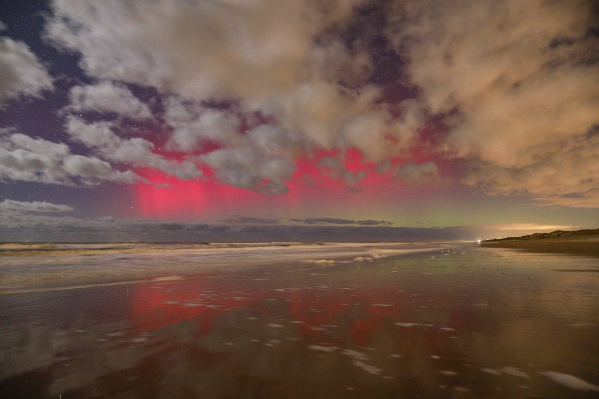 Bizar fel noorderlicht gisteravond in Egmond aan Zee.

#noorderlicht! #Nederland  #poollicht #weerfoto <a href="/BuienRadarNL/">Buienradar</a> <a href="/helgavanleur/">Helga van Leur ☀</a> <a href="/Noorderlichtja1/">Noorderlichtjagers</a> <a href="/weeronline/">Weeronline</a> <a href="/Weerplaza/">Weerplaza.nl</a> <a href="/NOS/">NOS</a> <a href="/RTLnieuws/">RTL Nieuws</a>