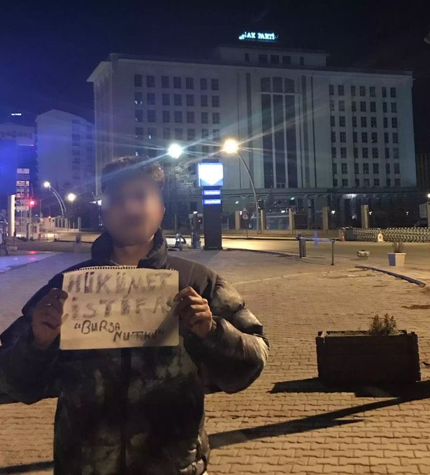 Bir genç, elinde notla AKP Genel Merkezi önüne gitti:

“Hükümet istifa”