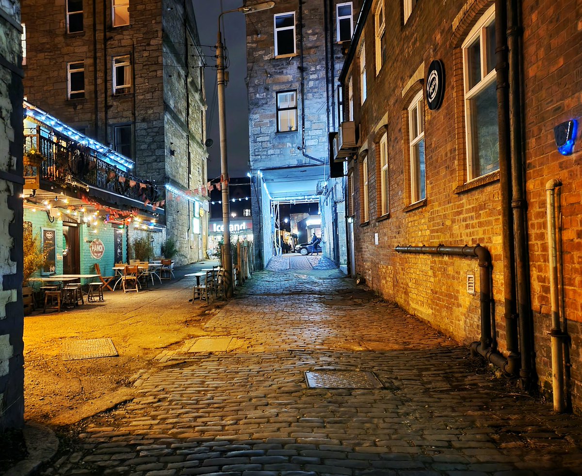 Alley Dweller 

#nightphotography #alleyway #glasgowphotography #lane 
#cobblestone #cobbles #lit
#lights #glasgowwestend 
#dwelling #oldworld #old
#byresroad #ambiente