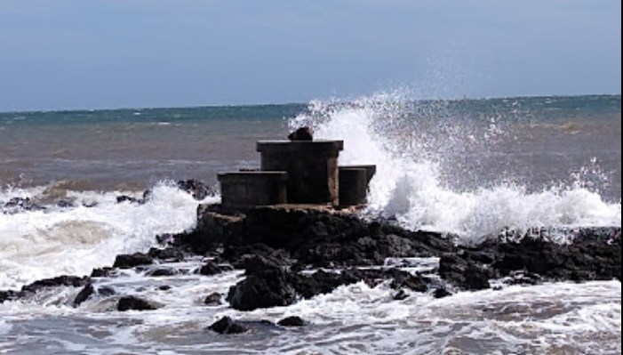 NFTDonkieDon's tweet photo. I love to walk out to Las Mesitas in Punta del Este, Uruguay and listen to the waves on the rocks. It's rarely as rough as this and you can sit and just listen to nature. @AtariX #aplaceintime https://t.co/OueUE0p98Y https://t.co/PbKwjp8MRj