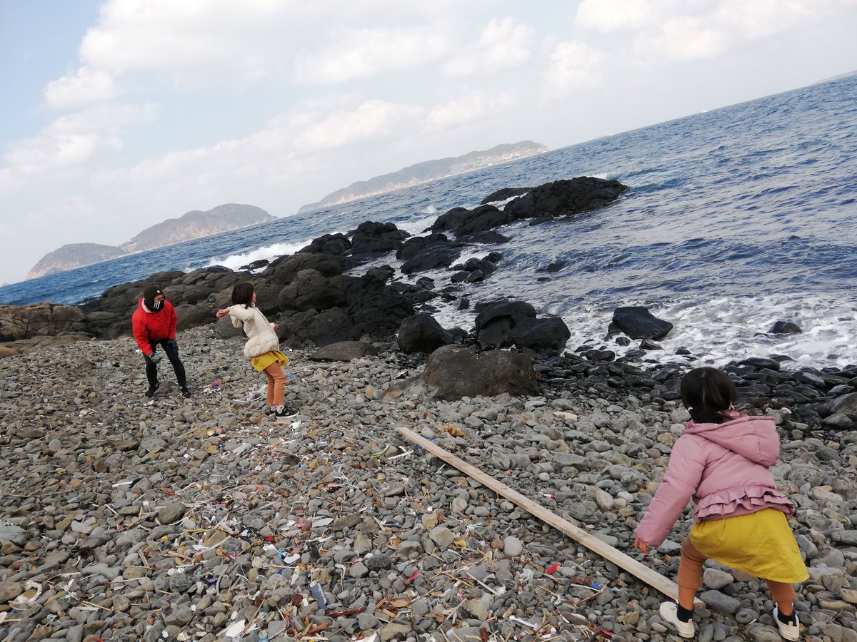 qQLcorrxlStIDFV's tweet photo. 名もなき遊び「誰もいない海で家族みんなで石を投げるやつ」

我が家は、経験させた上で『人のいる所で投げない・人に向けて投げない』を教えるタイプです

娘達は赤ちゃんの頃から、沢山石を投げて大きくなりました😊

昨日は石が岩に当たると割れて、驚いていました✨

#子育て　#育児　#保育士夫婦 https://t.co/jCxJPGz9B6