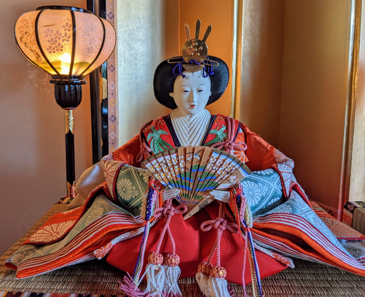 camelliakyoto's tweet photo. 👋🎎DAY OF THE DOLLS🌸🥰

March 3rd will soon be here, so it's time to take the dolls (and their many, many possessions) from storage for 'Hina Matsuri' (雛祭り).

plum blossoms-
the child puts a coat
on her doll
梅さくや羽織を着せる小人形
-Issa (小林一茶), 1824.

#Kyoto #雛祭り https://t.co/zzFDOQnY8G