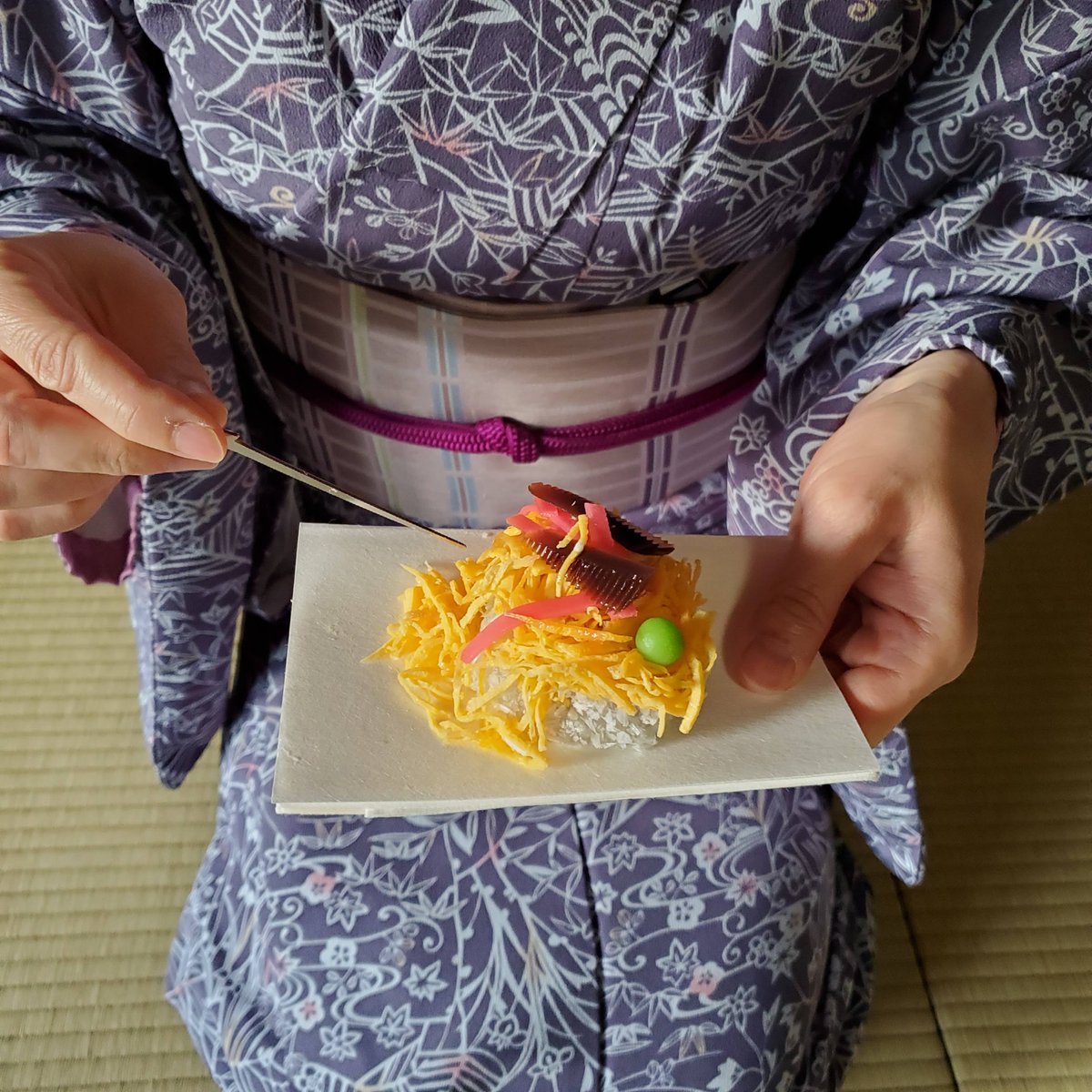 camelliakyoto's tweet photo. 👋🎎DAY OF THE DOLLS🌸🥰

March 3rd will soon be here, so it's time to take the dolls (and their many, many possessions) from storage for 'Hina Matsuri' (雛祭り).

plum blossoms-
the child puts a coat
on her doll
梅さくや羽織を着せる小人形
-Issa (小林一茶), 1824.

#Kyoto #雛祭り https://t.co/zzFDOQnY8G