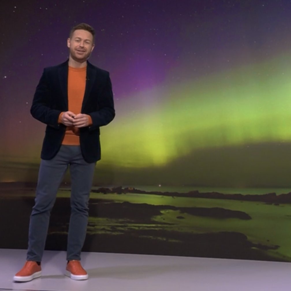 Schafernaker's tweet image. #Auroraborealis night! Orange and green go well together #ComplementaryColours @BBCNews At Ten