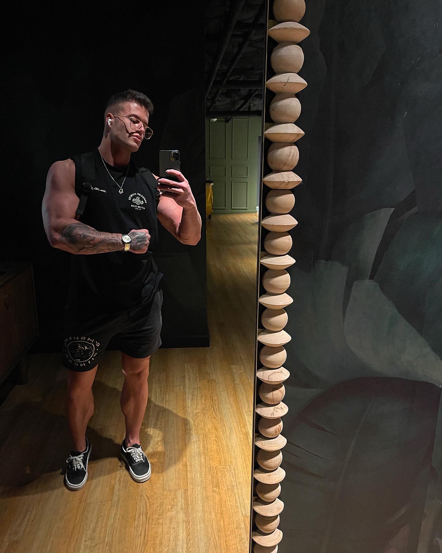 TW Pornstars - Clark_Delgaty. Twitter. Quick picture at the best gym in Dallas 👅👅. 12:12 AM - 27