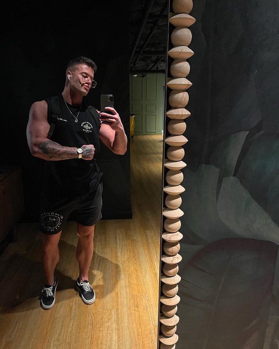 Quick picture at the best gym in Dallas 👅👅 https://t.co/0YAA14RmT9<a href="/tag/outnow"class="tags"><span>#outnow</span></a><a href="/tag/hornyweekend"class="tags"><span>#hornyweekend</span></a>