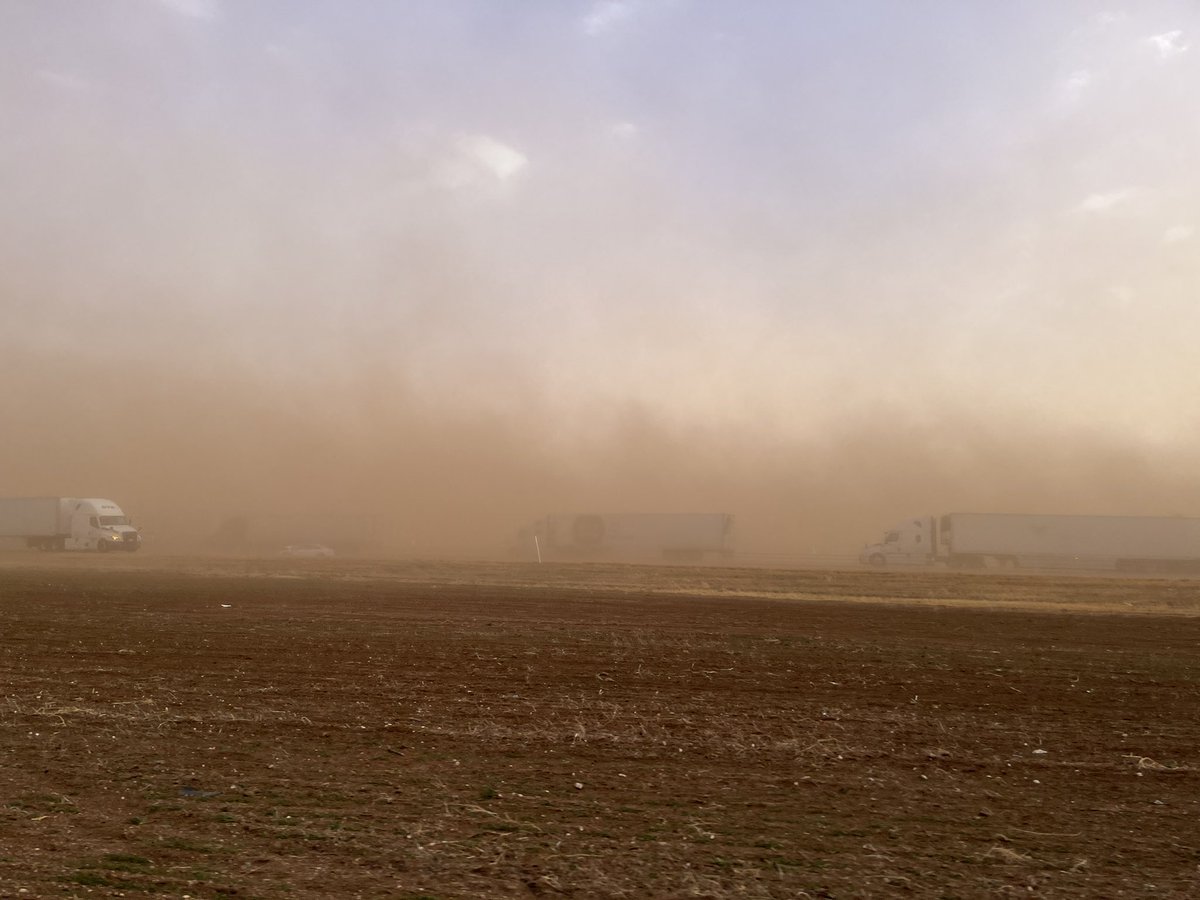 amy_m_le's tweet photo. I-40 east near Adrian Texas is a mess #duststorm #panhandle #texas #accident https://t.co/qvUQ44Oy0u