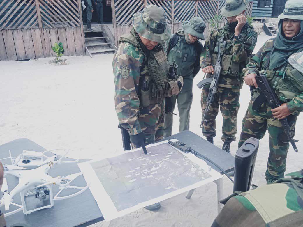 Redi_andes's tweet photo. RT En 1817 El Libertador ordenó la organización del Estado Mayor General con los oficiales mejor preparados, desde entonces la #FANB dispone de profesionales expertos en la planificación militar, quienes junto al Comandante conducen el éxito absoluto de las operaciones militares. https://t.co/a9bIGCPpnd