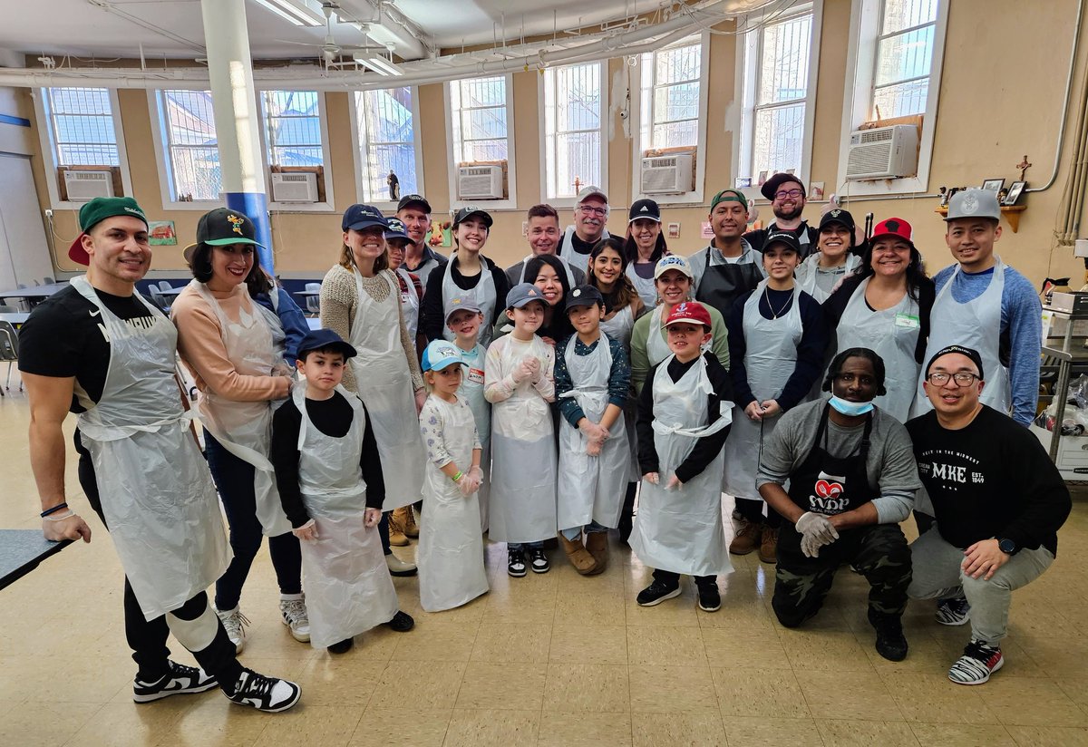 #SundayFundaywithaPurpose as we welcomed new volunteers to help prepare &amp; serve meals at the #FopdInsecurity Meal Site.

Thank you for taking time out of your #SundayFunday to give back and pay it forward. <a href="/Jen_Kaye/">Jenna Maguire</a> <a href="/MattCordio/">Matt Cordio</a> @MarkKassMBJ <a href="/MicahCrawford/">Micah Crawford</a>