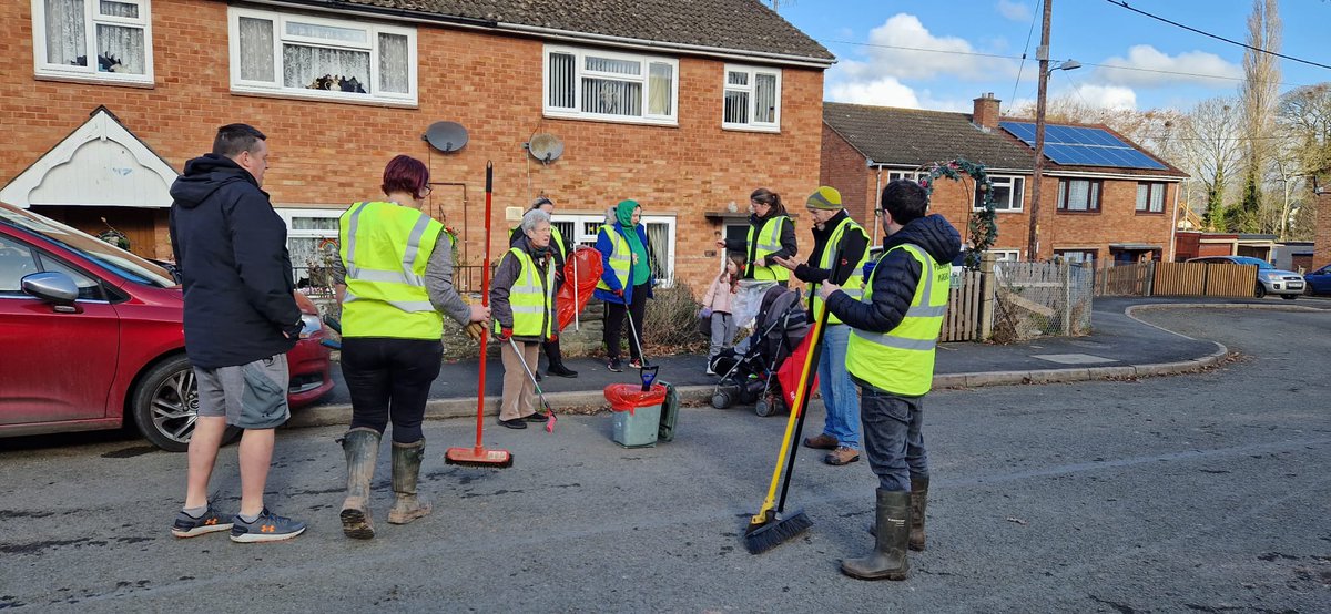 willlloyd83's tweet photo. Heartening to see so many residents coming together to give Three Cocks a clean up, rubbish collected, streets swept and bus stops given a new lease of life... More than happy to roll my sleeves up for this #community! #ThreeCocksMatters #Gwernyfed https://t.co/BwLlv3Yr3K