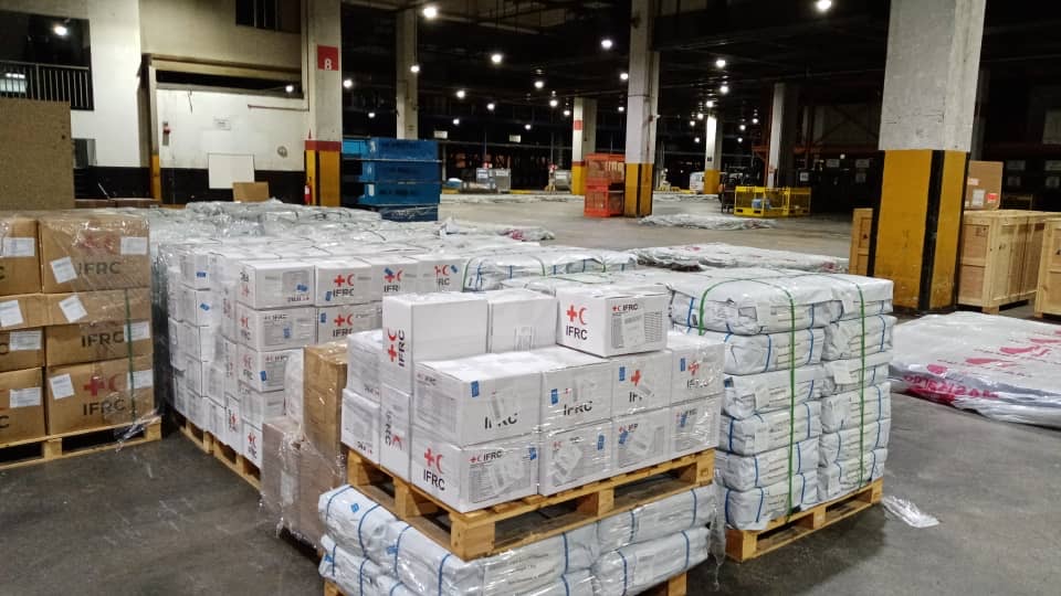 IFRCAsiaPacific's tweet photo. @JRCS_PR 🇯🇵-donated relief items from our warehouse here in KL comprised of 👇

💧5,000 pcs water containers
⛺️10,000 pcs tarpaulins
🍽️232 pcs kitchen sets

are headed to #Istanbul ✈️to support the #TurkeySyriaEarthquake operation of the @ifrc 

Thx to @AirbusFdn for the support! https://t.co/dN1JaX12Qm