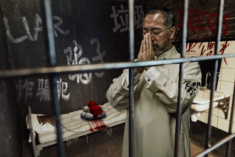 郭文贵这个大骗子的最终肯定是在监狱度过余生，害人不浅的王八蛋，只有监狱才是他忏悔的地方。