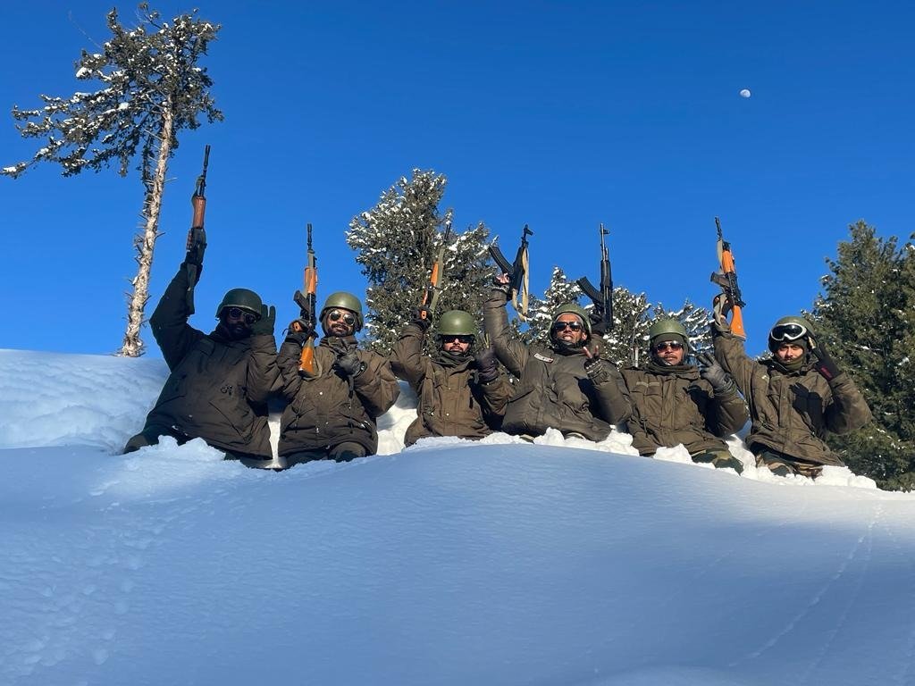 #PicOfTheDay 📸
"जश्न हो जीत की शाम जब मुस्कुराती है,
किसने देखा रास्ते के पत्थरों को,
बस मंज़िल ही सभी को भाती है।" 

सीमा सुरक्षा बल - सर्वदा सतर्क 

#JaiHind
#NationFirst
#FirstLineOfDefence