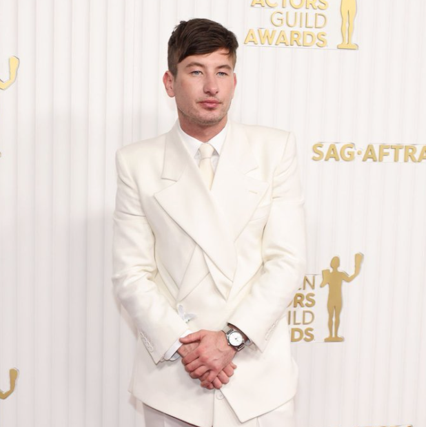 CarlyASilver's tweet image. #BarryKeoghan's tailored white #sagawards look might be an updated version of Trajan's military get-up in this German statue. #ancientredcarpet