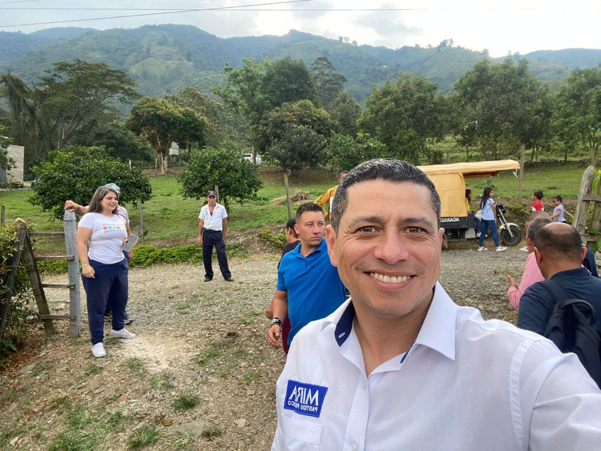 CalyMauricio's tweet photo. ¿Cuál es el resultado de la mezcla de grandes líderes del territorio y un hermoso paisaje? 🤔

Una tarde de familia miraísta Ⓜ️💙

Muchas gracias a todos los líderes del municipio de #Amagá, por su labor incansable. https://t.co/rlsZUUlFh5