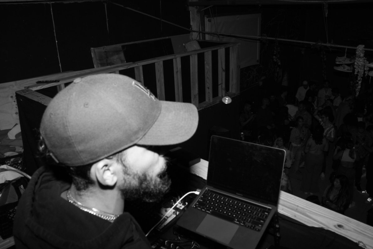 OFFICIALMYSTICO's tweet photo. Pero cómo que volví, yo no entiendo, si yo nunca me fui. 👁️

📸: @Elianpaul_ https://t.co/H55ZrDxikx