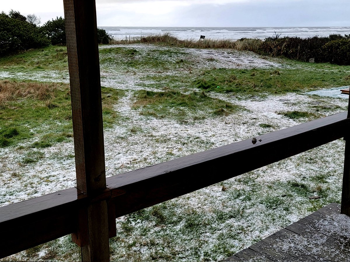 StormAngel37's tweet photo. @NWSPortland Graupel, Rockaway Beach. 
#wxspotter #orwx https://t.co/5XrKXSdD43
