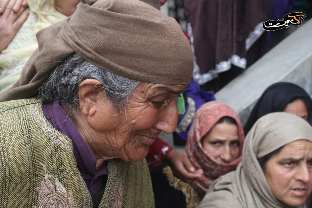 A Muslim women mourns over the death of Sanjay Sharma, a #KashmiriPandit who was shot dead by suspected militants on Sunday morning. 
#AakhirKabTak 
#article370 
#pulwamableeds
#PulwamaAttack 
#India 
#indianarmy