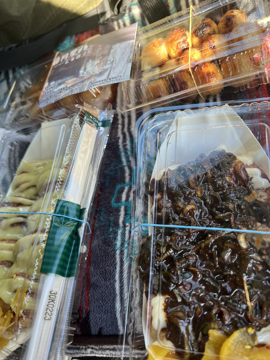 black21spider's tweet photo. 遅めの昼ご飯に蛸神さんへ、コラボたこ焼きになんとかありつけた( *˙ω��*)و ｸﾞｯ!
一緒に出店してた卯月屋さんもお土産としてして購入( ´ ▽ ` )ﾉ
どっちも美味しそう(; 'ω')ｺﾞｸﾘ
#蛸神
#卯月屋 https://t.co/79CCmHIoYi