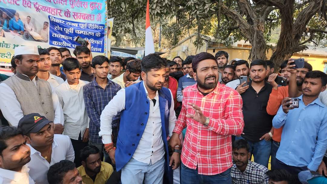 Aniket9470's tweet photo. सेना के #जवान को जल्दी छोड़ा जाए , बिहार पुलिस का सम्मान है सम्मान रहेगा.... 

शांतिपूर्ण प्रदर्शन के साथ #आर्मी_राधा_मोहन_को_रिहा_करो https://t.co/UiP0ZvzEFG