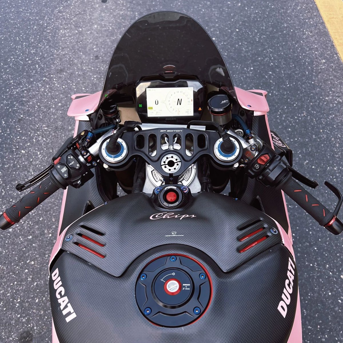 ピンクもとてもきれいで、とても好きです、改装は難しいです、
ドゥカティのお友達が何か紹介してくれませんか
#バイク乗りとして軽く自己紹介   
#バイク乗りと繋がりたい   
#バイク好きと繋がりたい