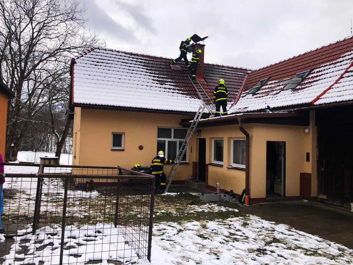 hasicifrenstat's tweet photo. Čtyřhodinový zásah si vyžádal požár sazí v komíně ve Frenštátě pod Radhoštěm. Vzpříčený objekt v komínovém tělese komplikoval hasicí práce. https://t.co/HeXc9Fv4L5 #hasicifrenstat #hzsmsk #pozar https://t.co/qqy3Oz8Ipu