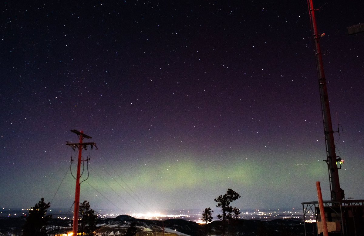 joe_lillo's tweet photo. Faint aurora visible over the bright lights of Spearfish #SDwx https://t.co/ROZGvRW3if