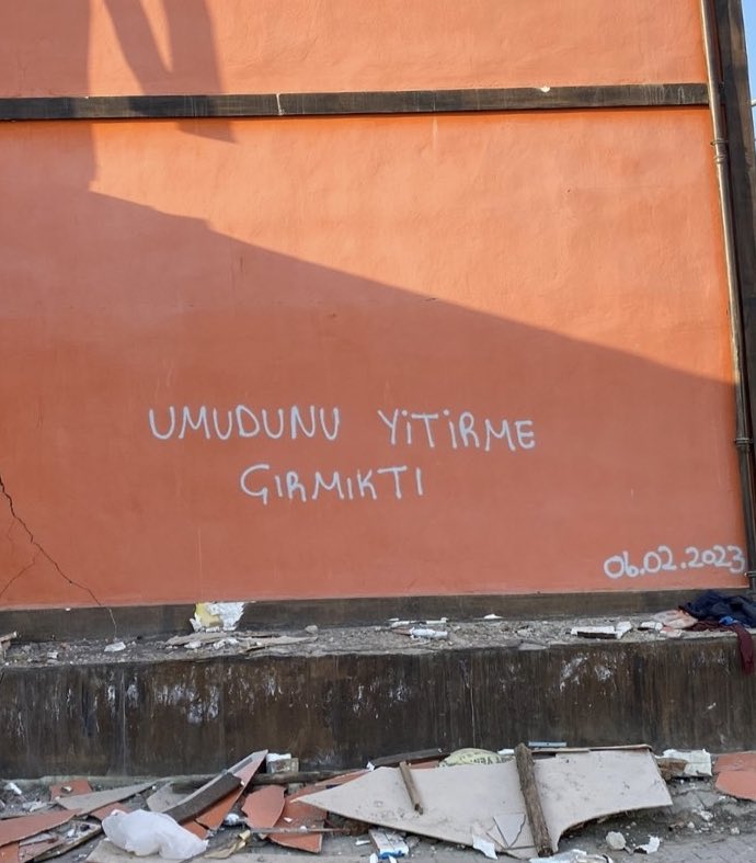 inonuguncell's tweet photo. Malatya Yeşilyurt ilçesinden yürek burkan duvar yazıları.. https://t.co/rTubKLJ3CZ