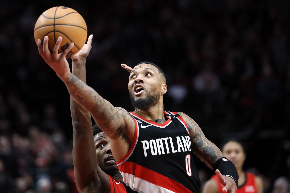 Most points scored in an NBA game by an Oakland native: Damian Lillard 71 points Cliff Robinson 45 points Gary Payton 44 points Jason Kidd 43 points J.R. Rider 42 points Joe Ellis 38 points Bill Russell 37 points Drew Gooden 33 points Jim Pollard 32 points Brian Shaw 32 points