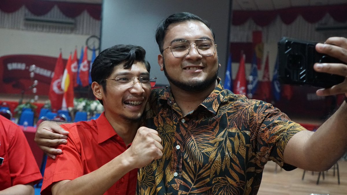 Malam tadi bersama kawan-kawan Pemuda di Negeri Kelantan Darul Naim.

Dale beledi ada katok,
Buat upe ike puyu,
Budi baik adik kakok,
Trimo kasih, I love You.

#IniMasaKita
#umnorejuvenationproject